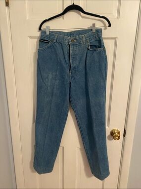 chic Relaxed Boyfriend Jeans in Medium Blue Denim